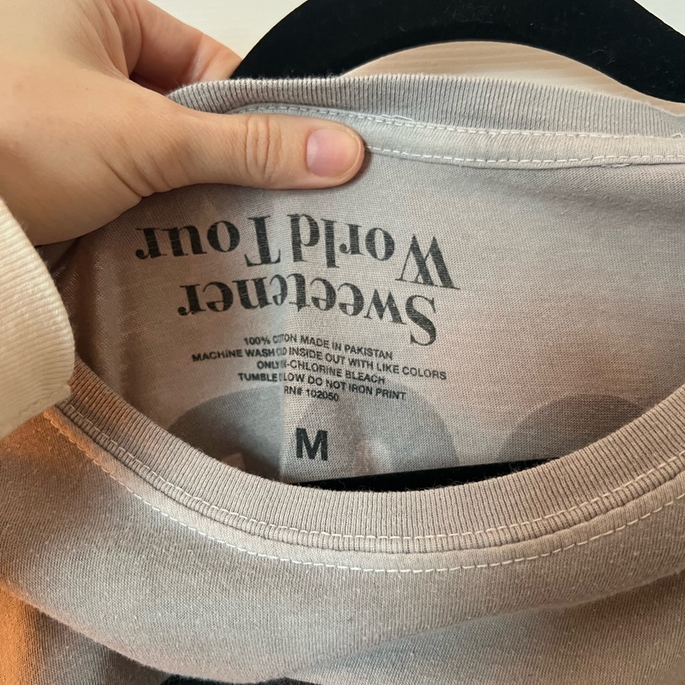 Ariana Grande Sweetener Tour Tee - Picture 3 of 4